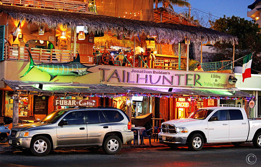 TAILHUNTER RESTAURANT in La Paz, Baja Sur - The Place in La Paz for Catching the Game, and Enjoying a Great Meal.